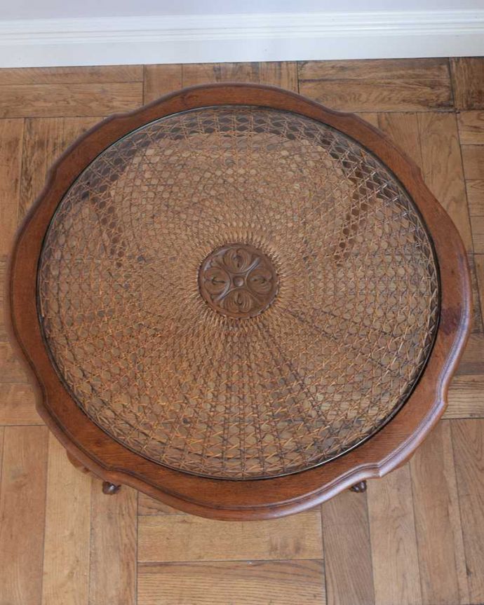 アンティークのテーブル アンティーク家具 編み目が美しいガラス天板、フランス輸入のアンティークコーヒーテーブル 。美しすぎる編み込みの模様にうっとり手編みで編んである細かい模様。(j-2328-f)