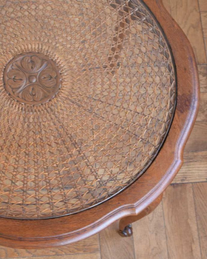 アンティークのテーブル アンティーク家具 編み目が美しいガラス天板、フランス輸入のアンティークコーヒーテーブル 。近づいて見てみると…こんな感じでとても細かい網目なんです。(j-2328-f)