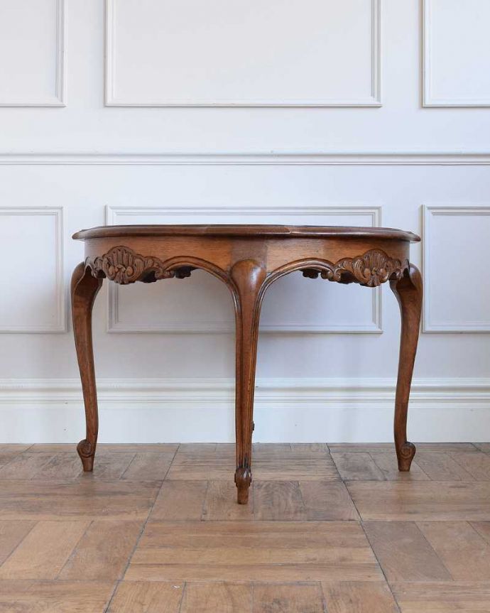 アンティークのテーブル アンティーク家具 編み目が美しいガラス天板、フランス輸入のアンティークコーヒーテーブル 。こちら側も、もちろんキレイです!アンティークは新品ではないので、もちろん経年変化によるキズはありますが、専門の職人がきちんと修復したので360度、どこから見てもキレイです。(j-2328-f)