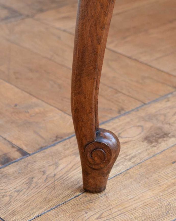 アンティークのテーブル アンティーク家具 編み目が美しいガラス天板、フランス輸入のアンティークコーヒーテーブル 。持ち上げなくても運べますHandleのアンティークは、脚の裏にフェルトキーパーをお付けしていますので、床を滑らせてカンタンに動かせます。(j-2328-f)