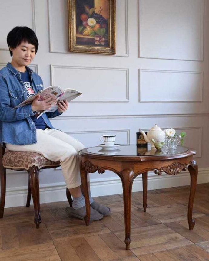 アンティークのテーブル アンティーク家具 編み目が美しいガラス天板、フランス輸入のアンティークコーヒーテーブル 。優雅な時間が過ごせるフランスらしさフランスらしい美しい脚のコーヒーテーブルは、見た目はもちろんここで過ごす時間も優雅にしてくれます。(j-2328-f)