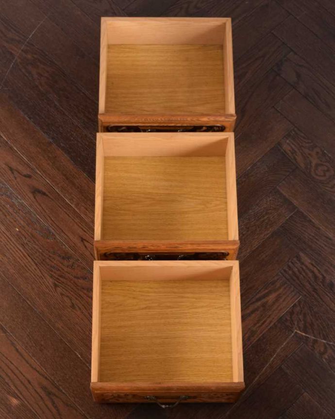 アンティークのチェスト　アンティーク家具　フランスらしいアンティークの家具、オープンスペース付きのスモールチェスト。引き出しの中もキレイですもちろん引き出しの中も職人がキレイ仕上げました。(j-2329-f)