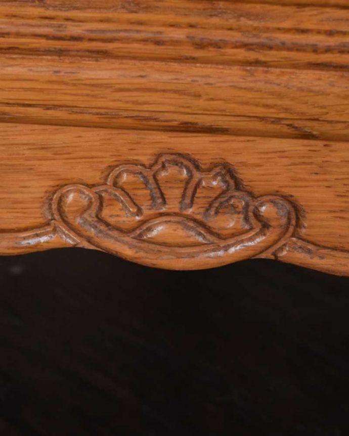 アンティークのチェスト　アンティーク家具　フランスらしいアンティークの家具、オープンスペース付きのスモールチェスト。フランスらしい彫りフランスらしさの象徴とも言える、優雅な彫りの装飾。(j-2329-f)