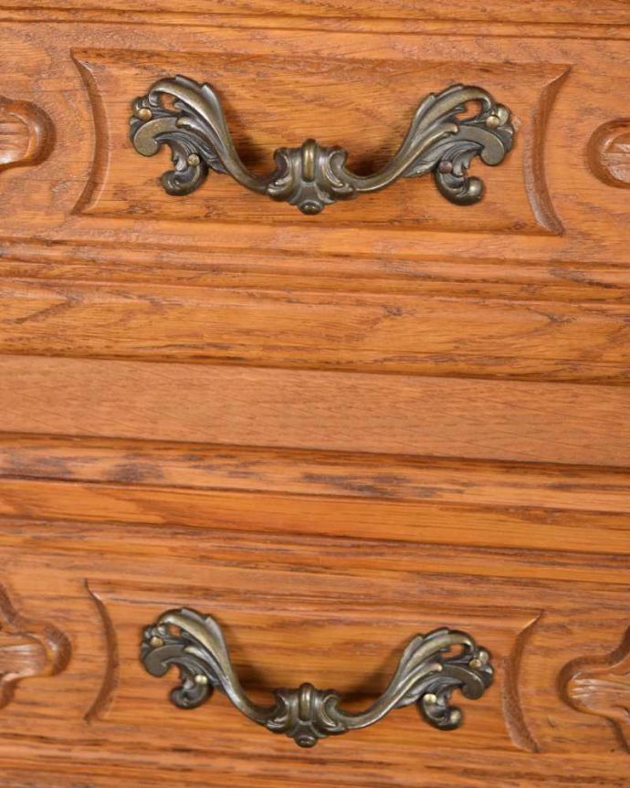 アンティークのチェスト　アンティーク家具　フランスらしいアンティークの家具、オープンスペース付きのスモールチェスト。開ける度にワクワクする取っ手優雅なデザインの取っ手。(j-2329-f)