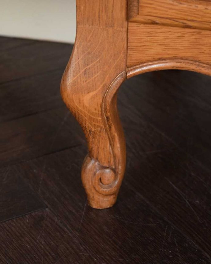 アンティークのチェスト　アンティーク家具　フランスらしいアンティークの家具、オープンスペース付きのスモールチェスト。女性1人でもラクラク運べますHandleのアンティークは、脚の裏にフェルトキーパーをお付けしています。(j-2329-f)