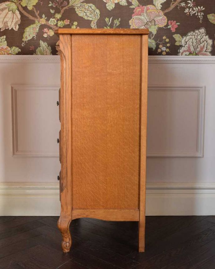 アンティークのチェスト　アンティーク家具　フランスらしいアンティークの家具、オープンスペース付きのスモールチェスト。横から見てもステキもちろん、横顔からもフランスらしい美しさが漂っています。(j-2329-f)