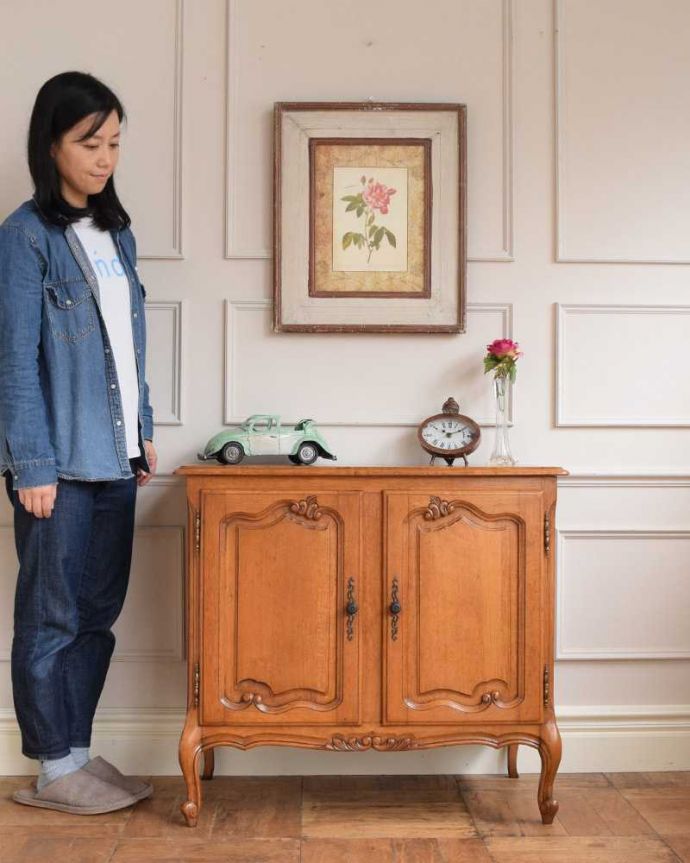 アンティークのキャビネット　アンティーク家具　フランスのアンティーク家具、華やかな木製のキャビネット。自慢はフランスらしい曲線美。(j-2330-f)