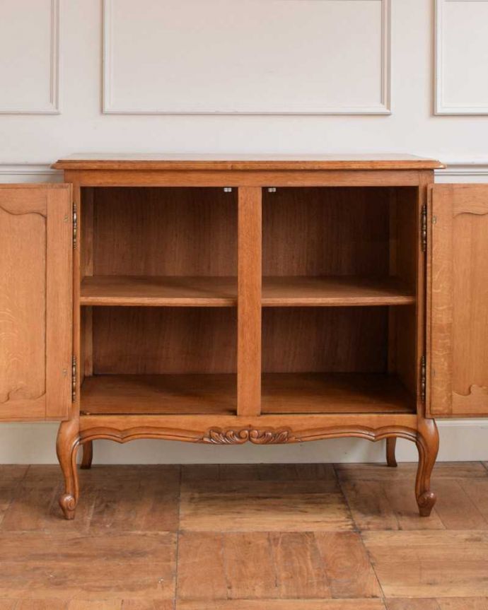 アンティークのキャビネット　アンティーク家具　フランスのアンティーク家具、華やかな木製のキャビネット。扉を開けて中を見ると･･･扉の中は職人が修復して、こんな感じにキレイに仕上げました。(j-2330-f)