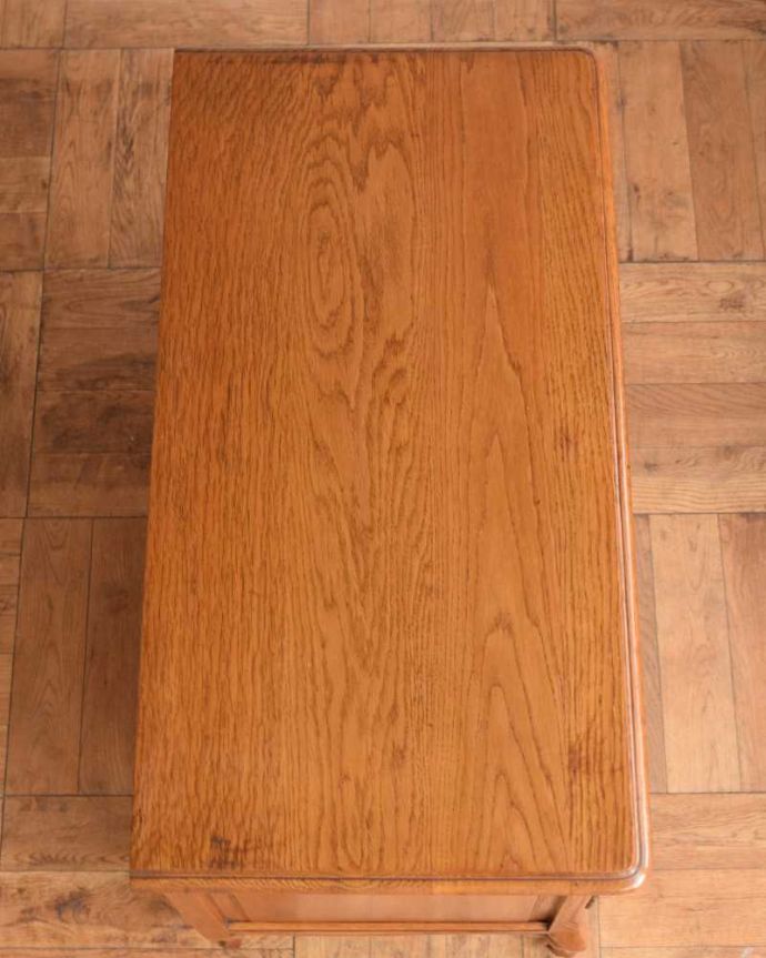 アンティークのキャビネット　アンティーク家具　フランスのアンティーク家具、華やかな木製のキャビネット。何を置いて楽しもうかな･･･修復する際、天板もこんな感じでキレイに仕上げました。(j-2330-f)