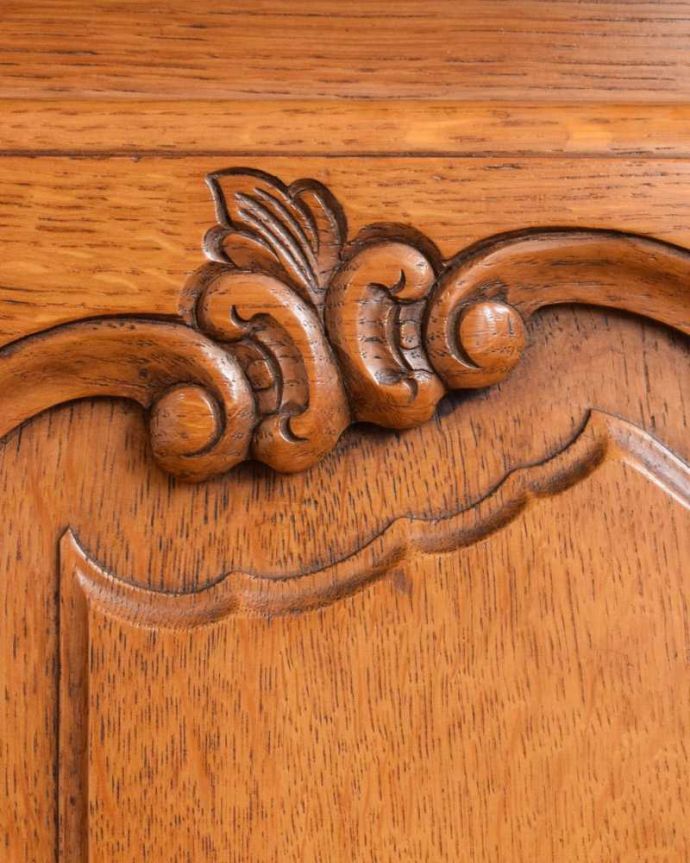 アンティークのキャビネット　アンティーク家具　フランスのアンティーク家具、華やかな木製のキャビネット。美しい彫にうっとり…フランスらしいデザイン彫りが描かれた扉。(j-2330-f)