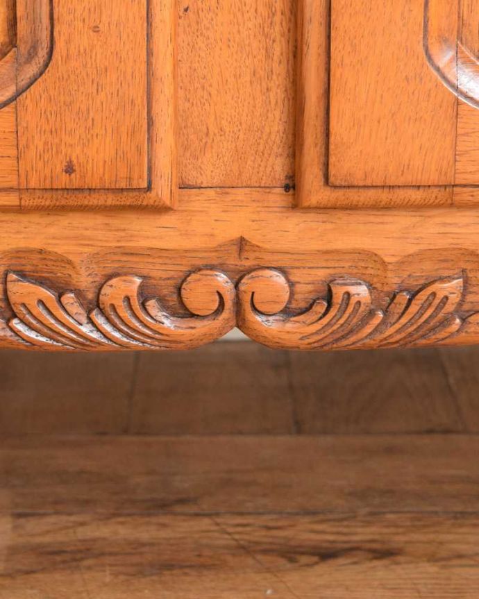 アンティークのキャビネット　アンティーク家具　フランスのアンティーク家具、華やかな木製のキャビネット。惚れ惚れしちゃう美しさこんなに堅い無垢材に一体どうやって彫ったんだろう？と不思議になるくらい細かい彫にうっとりです。(j-2330-f)