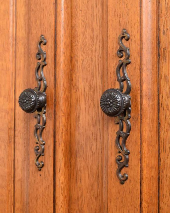 アンティークのキャビネット　アンティーク家具　フランスのアンティーク家具、華やかな木製のキャビネット。取っ手のデザインも優雅こんな所からもフランスらしさが感じられる取っ手。(j-2330-f)