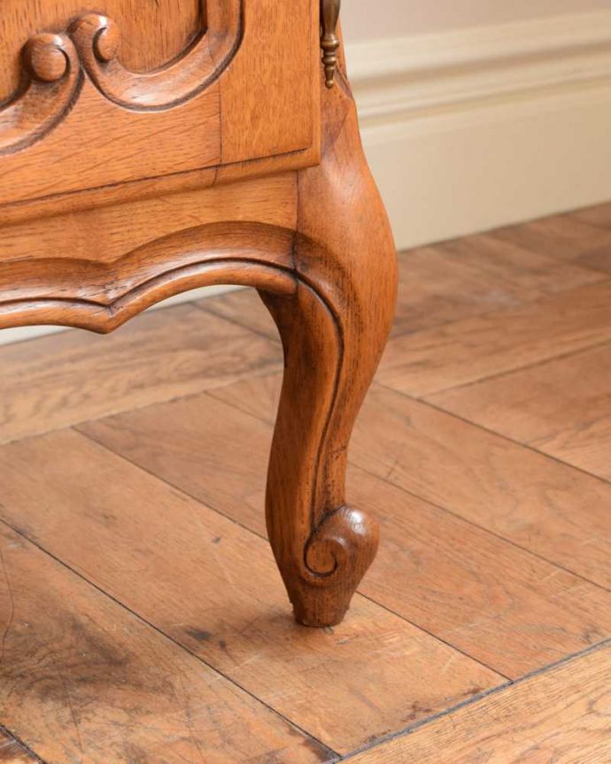 アンティークのキャビネット　アンティーク家具　フランスのアンティーク家具、華やかな木製のキャビネット。女性1人でラクラク運べちゃう仕掛けHandleのアンティークは、脚の裏にフェルトキーパーをお付けしています。(j-2330-f)