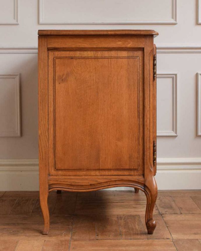 アンティークのキャビネット　アンティーク家具　フランスのアンティーク家具、華やかな木製のキャビネット。横顔だっても美しい正面だけじゃなく横から見てもフランスらしい美しさが漂っています。(j-2330-f)