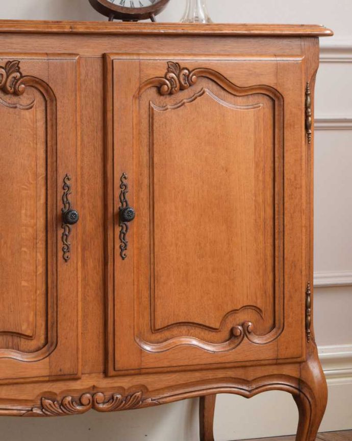 アンティークのキャビネット　アンティーク家具　フランスのアンティーク家具、華やかな木製のキャビネット。彫の美しさも自慢です。(j-2330-f)