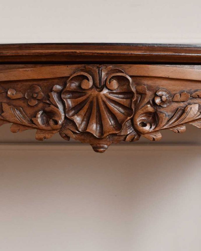 アンティークのテーブル　アンティーク家具　フランスのアンティークサイドテーブル、脚の曲線美が優雅なオケージョナルテーブル。フランスらしい彫りフランスらしさの象徴とも言える、優雅な彫りの装飾。(j-2331-f)