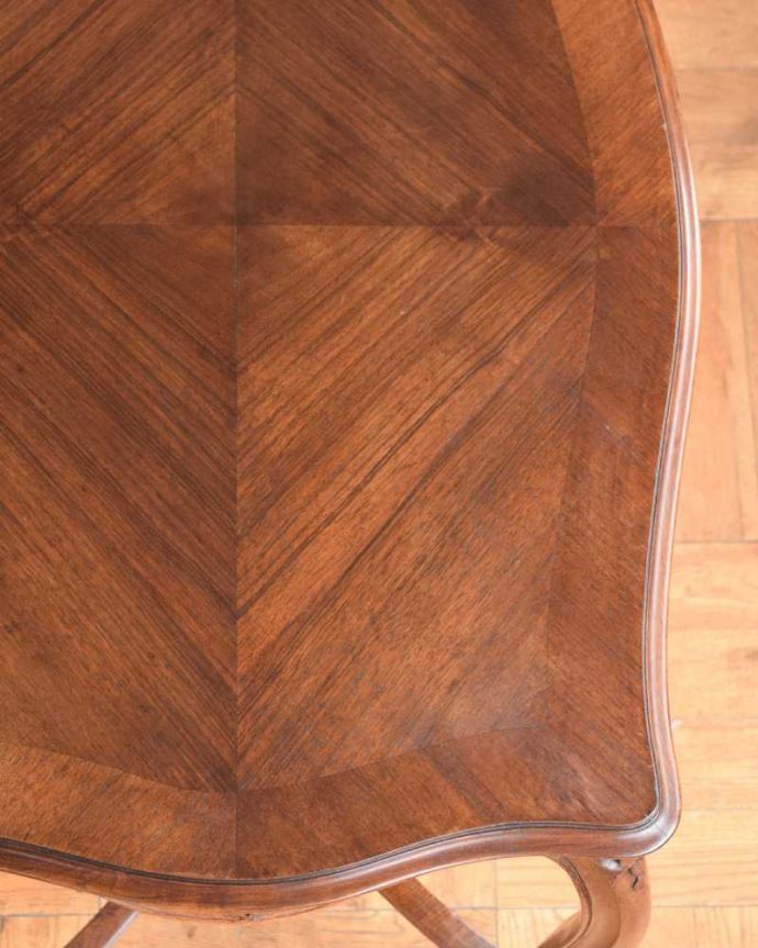 アンティークのテーブル　アンティーク家具　フランスのアンティークサイドテーブル、脚の曲線美が優雅なオケージョナルテーブル。天板を近づいてみると…アンティークだから手に入れることが出来る天板に使われている銘木の美しさにうっとりです。(j-2331-f)