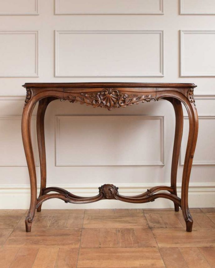 アンティークのテーブル　アンティーク家具　フランスのアンティークサイドテーブル、脚の曲線美が優雅なオケージョナルテーブル。クルッと回転。(j-2331-f)