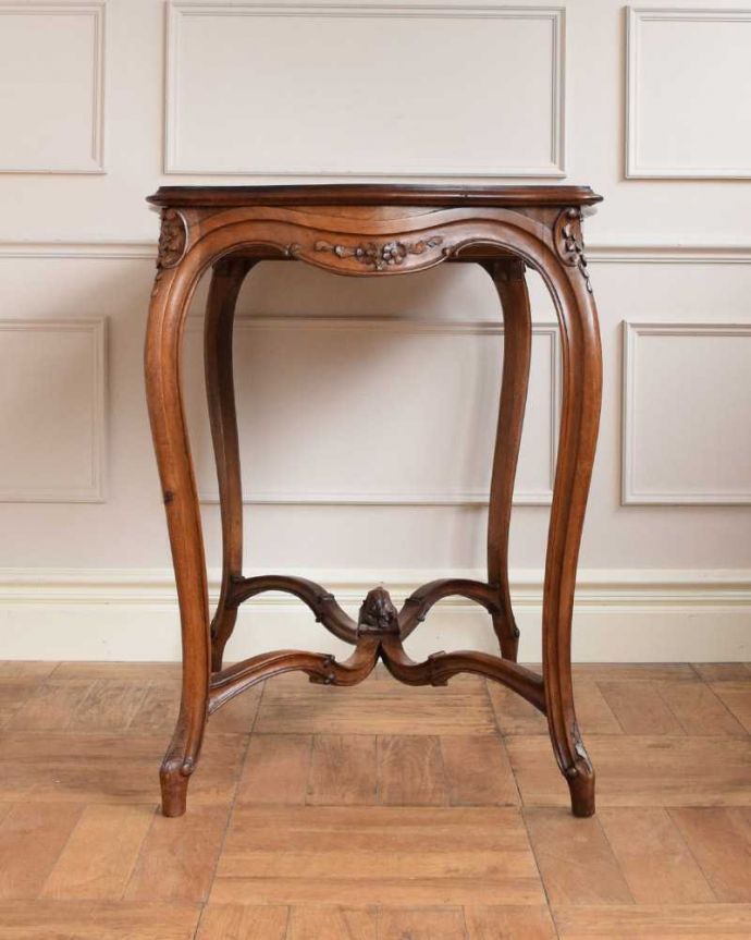 アンティークのテーブル　アンティーク家具　フランスのアンティークサイドテーブル、脚の曲線美が優雅なオケージョナルテーブル。こちら側も、もちろんキレイです！アンティークは新品ではないので、もちろん経年変化によるキズはありますが、専門の職人がキレイにお直しをしているので、どの角度から見てもキレイです。(j-2331-f)