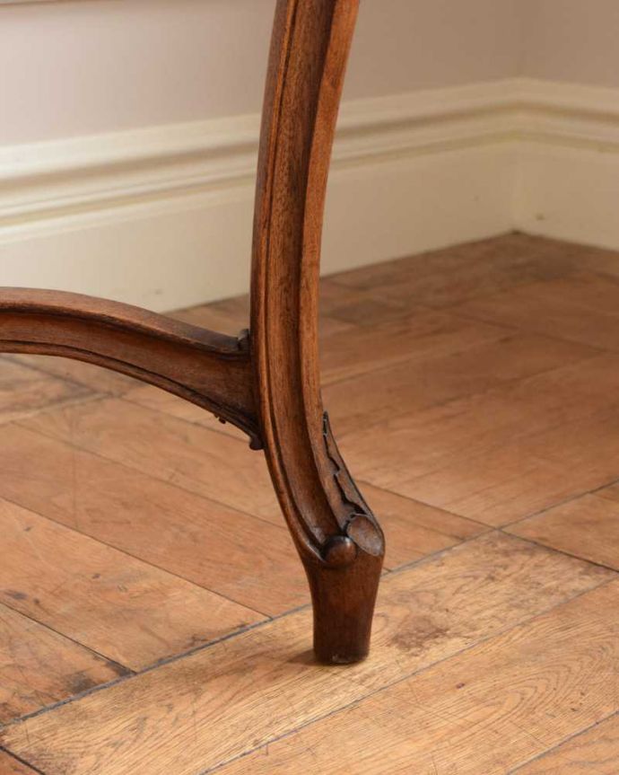 アンティークのテーブル　アンティーク家具　フランスのアンティークサイドテーブル、脚の曲線美が優雅なオケージョナルテーブル。持ち上げなくても移動できます！Handleのアンティークは、脚の裏にフェルトキーパーをお付けしていますので、床を滑らせてれば移動が簡単です。(j-2331-f)