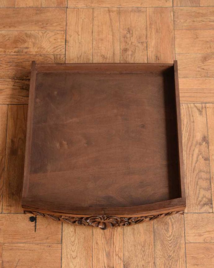 アンティークのテーブル　アンティーク家具　フランスのアンティークサイドテーブル、脚の曲線美が優雅なオケージョナルテーブル。キレイに修復しました！もちろん引き出しの中も職人がキレイにお直しました。(j-2331-f)