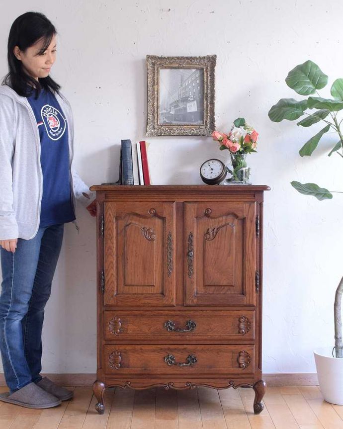 アンティークのキャビネット　アンティーク家具　フレンチ香るアンティークのキャビネット、フランスのアンティーク家具。美しく優雅な雰囲気が漂うフランスらしいキャビネット誰が見ても女性らしいフォルムと美しい彫が自慢のキャビネット。(j-2332-f)