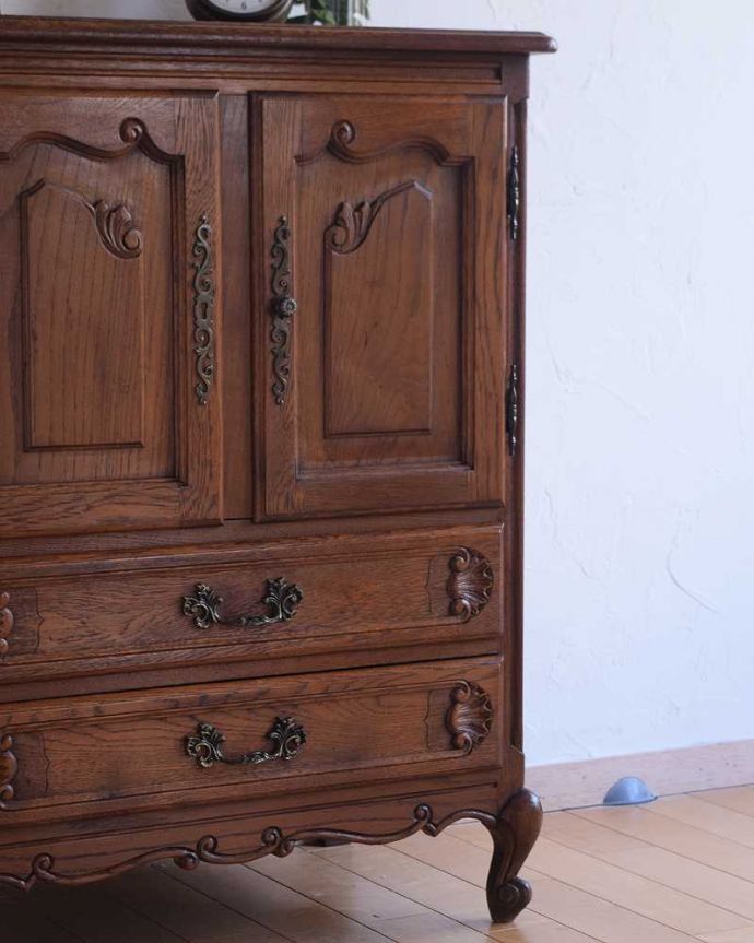 アンティークのキャビネット　アンティーク家具　フレンチ香るアンティークのキャビネット、フランスのアンティーク家具。扉にはフランスらしく美しい彫真っ先に目に飛び込んでくる扉に施された彫はずっと眺めていたいくらいの美しさ。(j-2332-f)