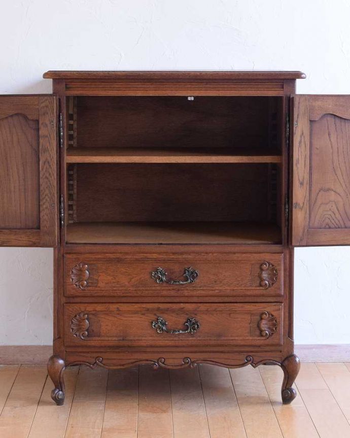 アンティークのキャビネット　アンティーク家具　フレンチ香るアンティークのキャビネット、フランスのアンティーク家具。扉を開けて中を見ると･･･もちろん見た目だけではありません。(j-2332-f)