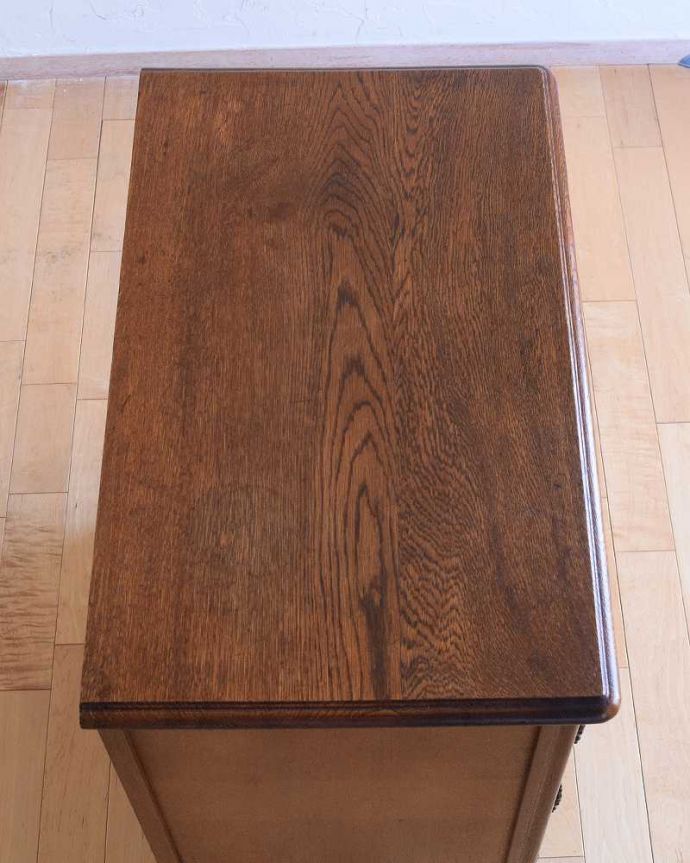 アンティークのキャビネット　アンティーク家具　フレンチ香るアンティークのキャビネット、フランスのアンティーク家具。上から見てみると･･･もちろん、上から見てもキレイです。(j-2332-f)