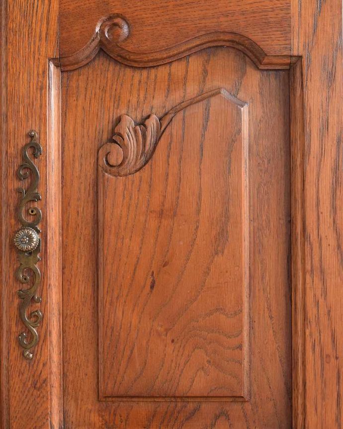 アンティークのキャビネット　アンティーク家具　フレンチ香るアンティークのキャビネット、フランスのアンティーク家具。じっくり選んできました買い付けの時、納得するまで探し続けた彫のデザイン。(j-2332-f)