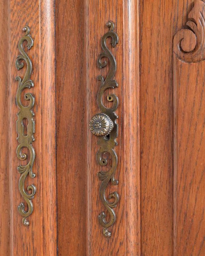 アンティークのキャビネット　アンティーク家具　フレンチ香るアンティークのキャビネット、フランスのアンティーク家具。こんな場所にもフランスらしさフランスらしく凝ったデザインの繊細な装飾は取っ手にまで施されています。(j-2332-f)