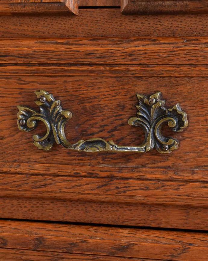 アンティークのキャビネット　アンティーク家具　フレンチ香るアンティークのキャビネット、フランスのアンティーク家具。優雅な雰囲気漂う曲線の取っ手。(j-2332-f)