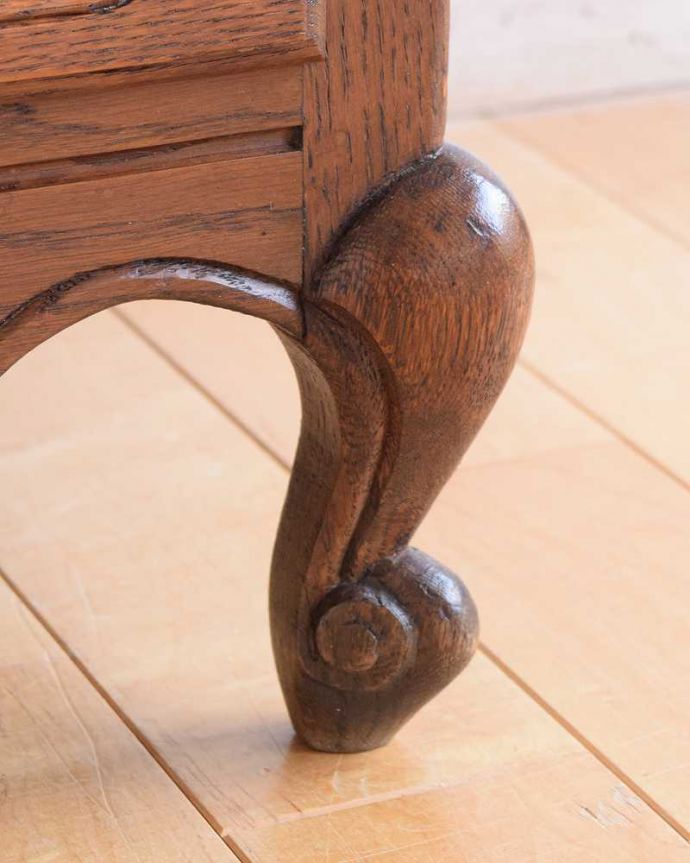 アンティークのキャビネット　アンティーク家具　フレンチ香るアンティークのキャビネット、フランスのアンティーク家具。女性１人でもラクに運べちゃうヒミツHandleのアンティークは、脚の裏にフェルトキーパーをお付けしているので、床を滑らせれば女性でも移動がカンタンです！。(j-2332-f)