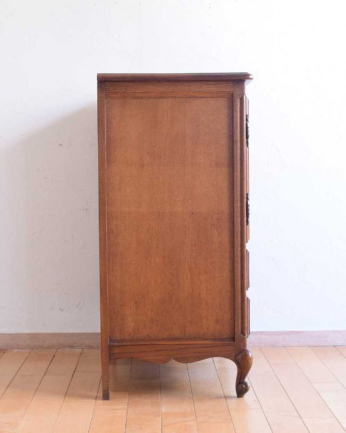 アンティークのキャビネット　アンティーク家具　フレンチ香るアンティークのキャビネット、フランスのアンティーク家具。横顔だって･･･どこから見られても美しいことを意識して、正面だけじゃなく横から見ても美しいんです。(j-2332-f)