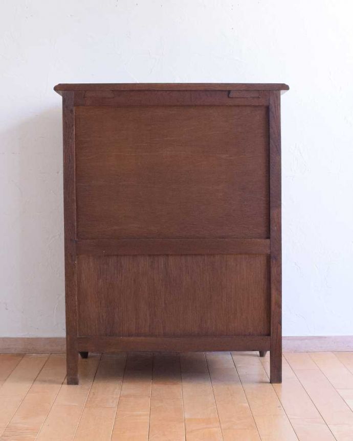 アンティークのキャビネット　アンティーク家具　フレンチ香るアンティークのキャビネット、フランスのアンティーク家具。実は後ろ姿も見て欲しい･･･アンティークは新品ではないので、もちろん経年変化によるキズはありますが、専門の職人がお直しをしているので後ろ姿にまで自信アリです。(j-2332-f)