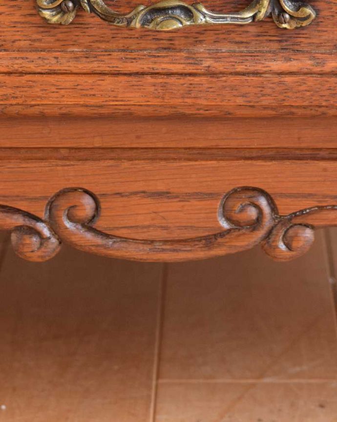 アンティークのキャビネット　アンティーク家具　フレンチ香るアンティークのキャビネット、フランスのアンティーク家具。フランスらしい彫りフランスらしさの象徴とも言える、優雅な彫りの装飾。(j-2332-f)