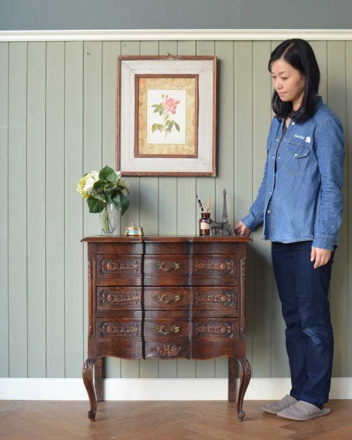 アンティークのチェスト アンティーク家具 フランスらしい美しいアンティーク家具、彫がたっぷり入ったチェスト。長くて美しい脚に思わずうっとり・・・フランスのアンティーク家具らしく長くて優雅な脚線美のチェスト。(j-2333-f)