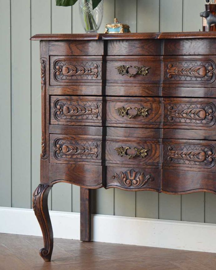 アンティークのチェスト アンティーク家具 フランスらしい美しいアンティーク家具、彫がたっぷり入ったチェスト。収納だけじゃなく見て楽しむチェストチェストと言っても収納だけじゃなく見た目が素敵なんです。(j-2333-f)