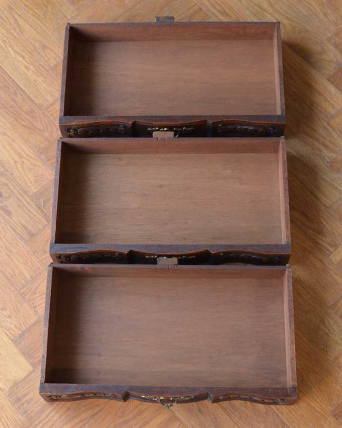 アンティークのチェスト アンティーク家具 フランスらしい美しいアンティーク家具、彫がたっぷり入ったチェスト。実用的にチェストとして使いましょう!アンティーク家具と言えども家具。(j-2333-f)