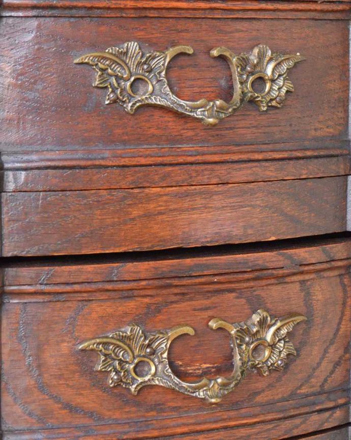 アンティークのチェスト アンティーク家具 フランスらしい美しいアンティーク家具、彫がたっぷり入ったチェスト。開ける度にワクワクする取っ手フランスらしい優雅なデザインの取っ手。(j-2333-f)