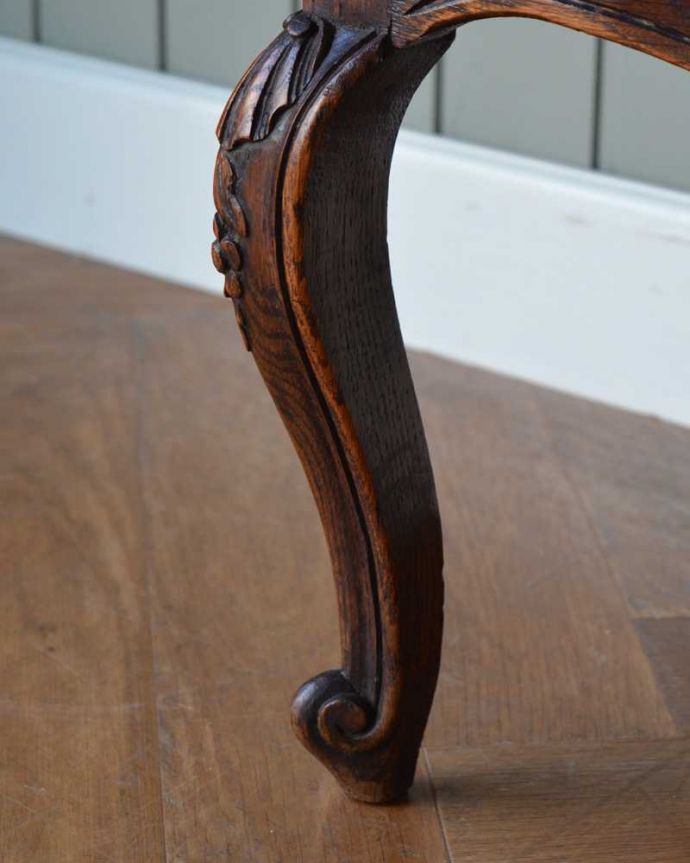 アンティークのチェスト アンティーク家具 フランスらしい美しいアンティーク家具、彫がたっぷり入ったチェスト。女性1人でラクラク運べちゃう仕掛けHandleのアンティークは、脚の裏にフェルトキーパーをお付けしています。(j-2333-f)