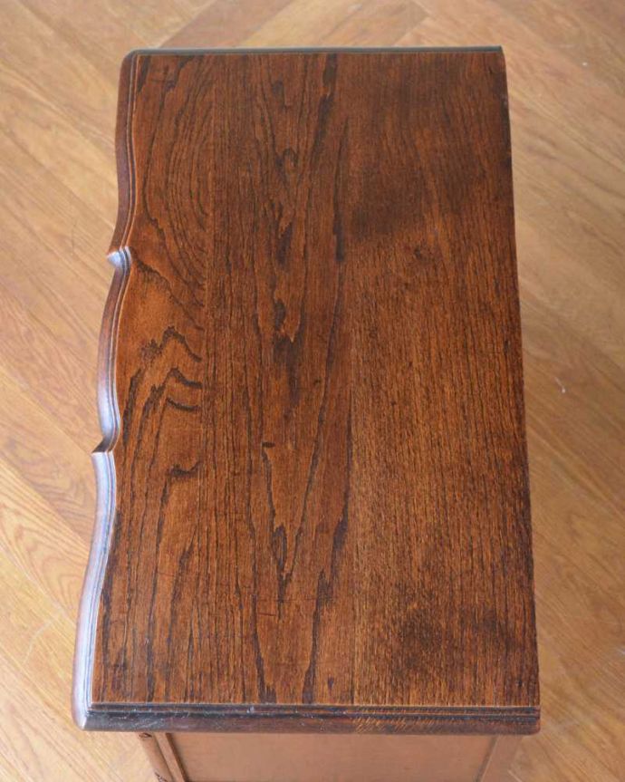 アンティークのチェスト アンティーク家具 フランスらしい美しいアンティーク家具、彫がたっぷり入ったチェスト。何を置こうかな・・・?チェストを上から見るとこんな形です。(j-2333-f)