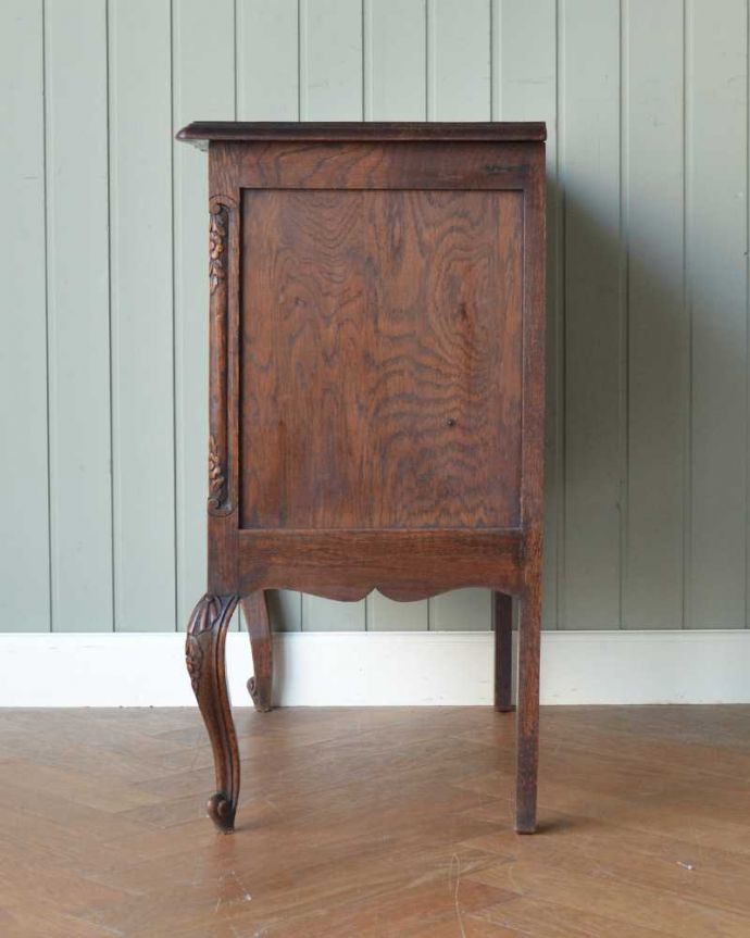 アンティークのチェスト アンティーク家具 フランスらしい美しいアンティーク家具、彫がたっぷり入ったチェスト。横から見てもステキ横から見るとこんな感じ。(j-2333-f)