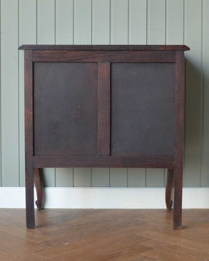 アンティークのチェスト アンティーク家具 フランスらしい美しいアンティーク家具、彫がたっぷり入ったチェスト。修復したので後姿もキレイですアンティークは新品ではないので、もちろん経年変化によるキズはありますが、専門の職人が修復しています。(j-2333-f)