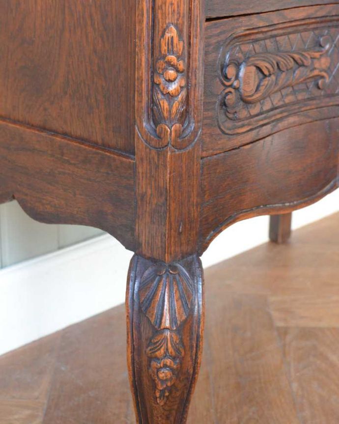 アンティークのチェスト アンティーク家具 フランスらしい美しいアンティーク家具、彫がたっぷり入ったチェスト。惚れ惚れしちゃう美しさこんなに堅い無垢材に一体どうやって彫ったんだろう?と不思議になるくらい細かい彫にうっとりです。(j-2333-f)