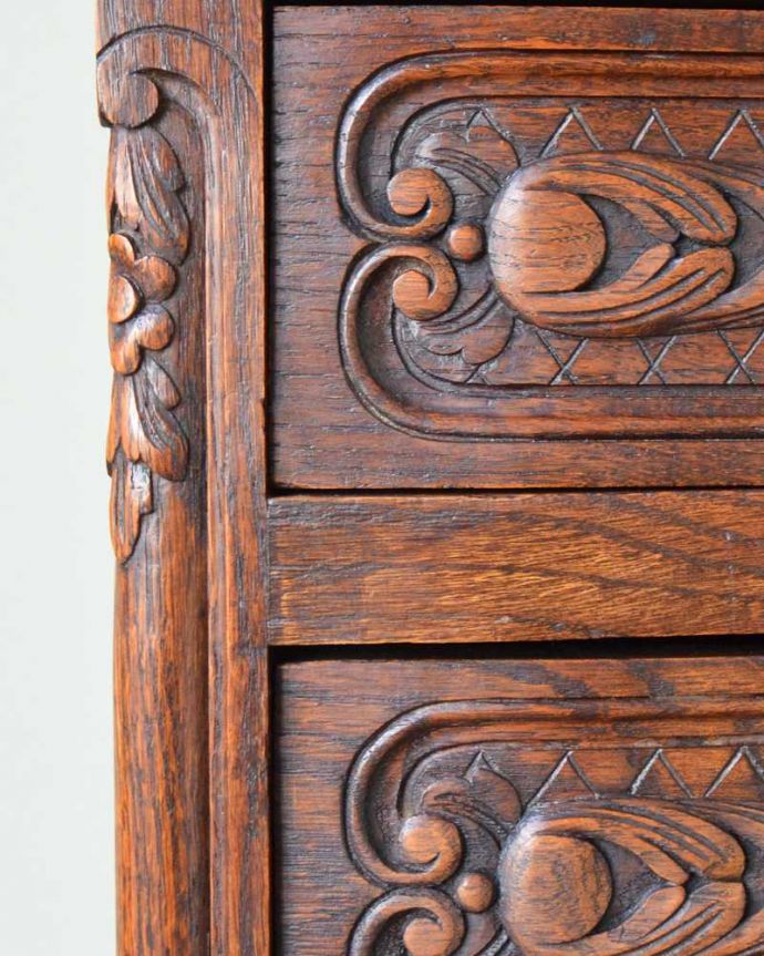 アンティークのチェスト アンティーク家具 フランスらしい美しいアンティーク家具、彫がたっぷり入ったチェスト。フランスらしい彫りフランスらしさの象徴とも言える、優雅な彫りの装飾。(j-2333-f)