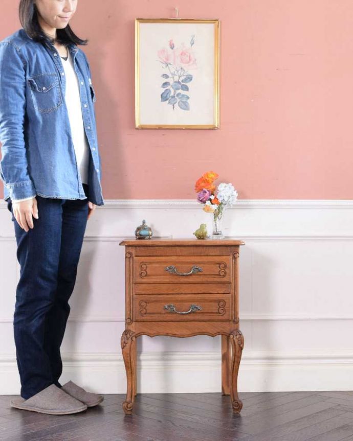 アンティークのチェスト　アンティーク家具　南フランスのアンティーク家具、彫りが美しいベッドサイドチェスト（２段） 。フランスらしい優雅なアンティークのチェスト脚の美しい曲線美は、さすがフランスのアンティーク。(j-2334-f)