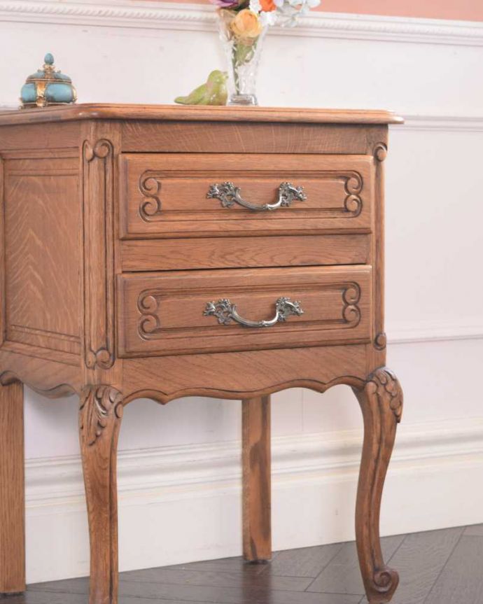 アンティークのチェスト　アンティーク家具　南フランスのアンティーク家具、彫りが美しいベッドサイドチェスト（２段） 。自慢したくなる美しさやっぱりフランスのチェストは美しい見た目が魅力。(j-2334-f)