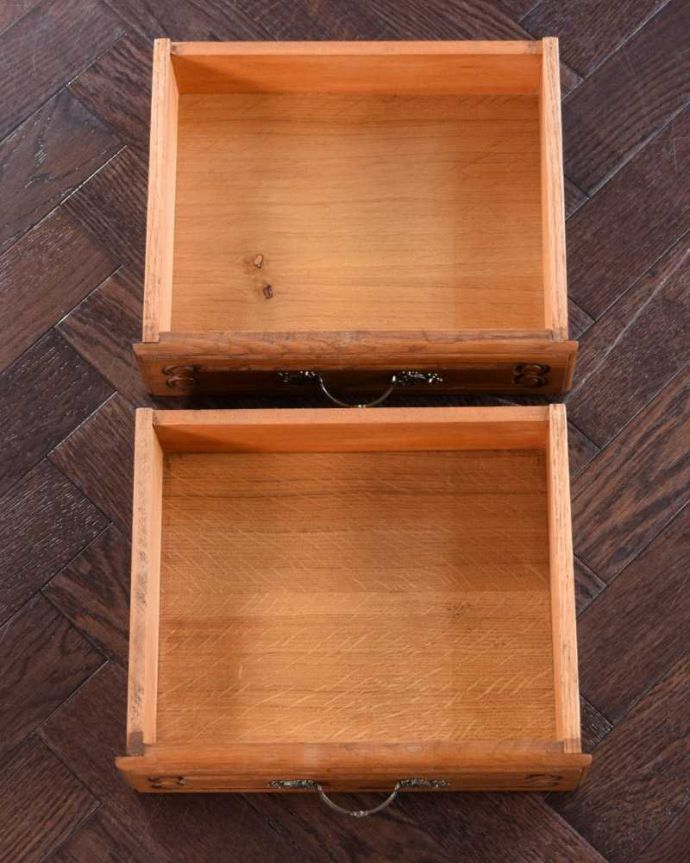 アンティークのチェスト　アンティーク家具　南フランスのアンティーク家具、彫りが美しいベッドサイドチェスト（２段） 。引き出しの中もキレイですもちろん引き出しの中も職人がキレイ仕上げました。(j-2334-f)