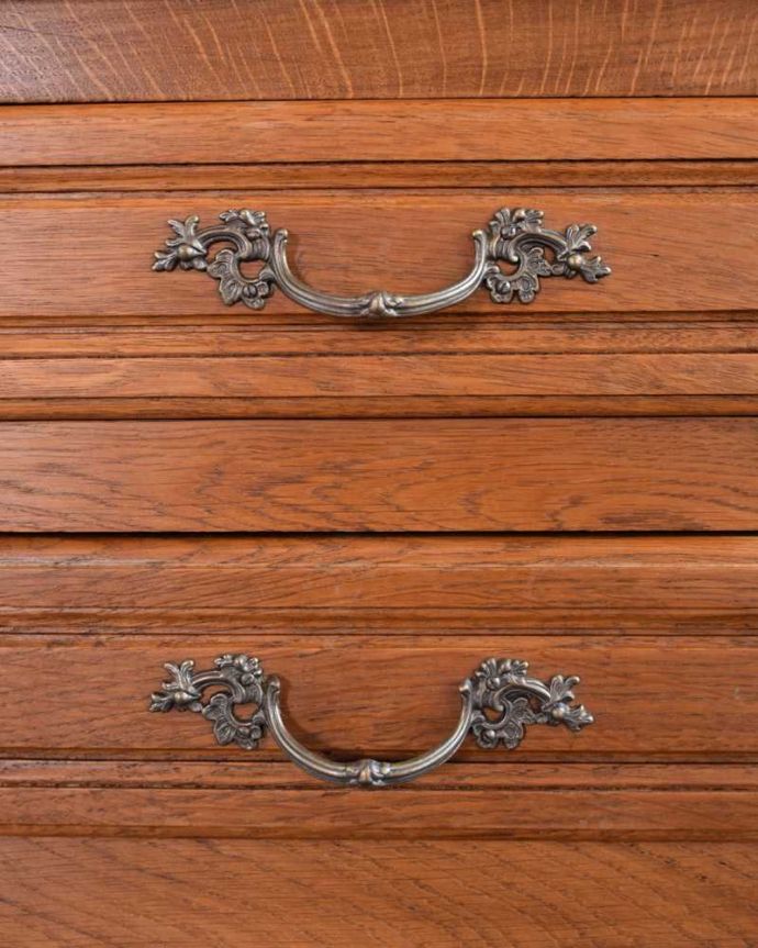 アンティークのチェスト　アンティーク家具　南フランスのアンティーク家具、彫りが美しいベッドサイドチェスト（２段） 。開ける度にワクワクする取っ手優雅なデザインの取っ手。(j-2334-f)